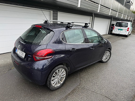 Peugeot 208 2 of 12