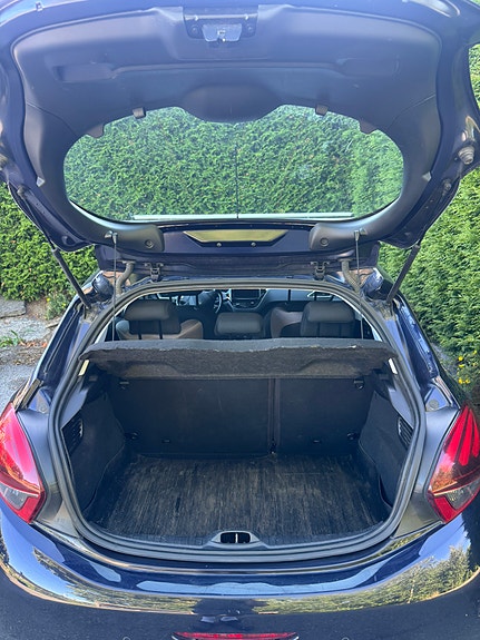Peugeot 208 8 of 12