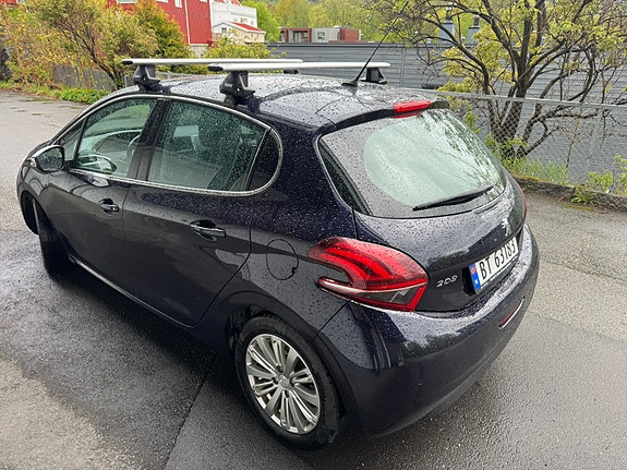 Peugeot 208 3 of 12