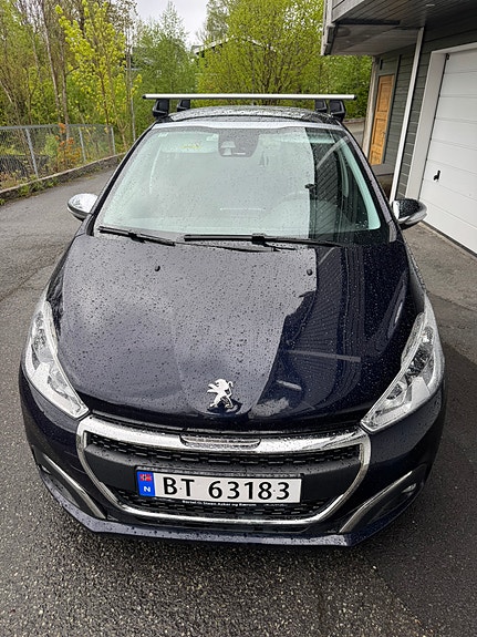Peugeot 208 4 of 12