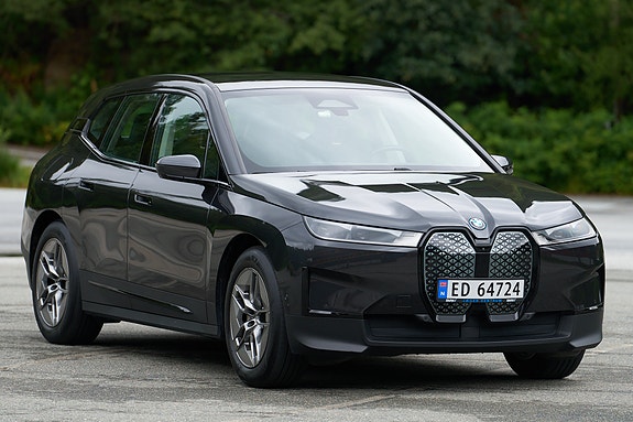 BMW iX 2 of 5
