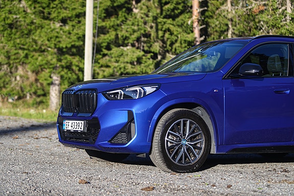BMW iX1 3 of 30