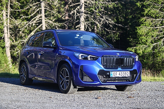 BMW iX1 2 of 30