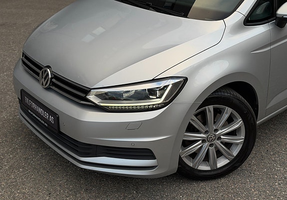 Volkswagen Touran 2 of 5