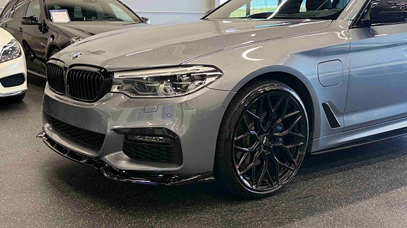 BMW 530e 4 of 5