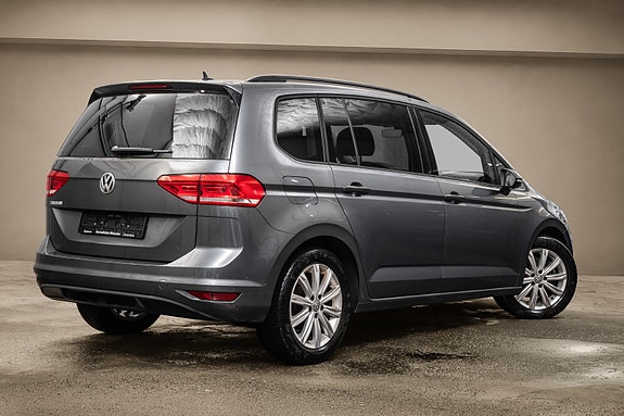 Volkswagen Touran 2 of 5