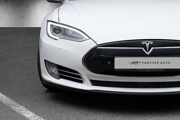 Tesla Model S 4 of 5
