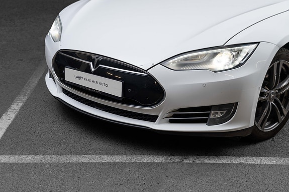 Tesla Model S 2 of 5