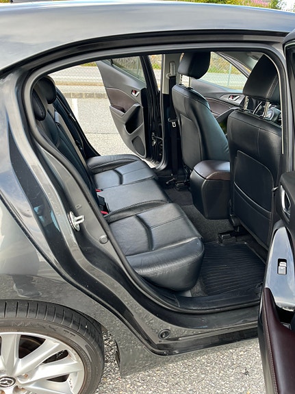 Mazda 3 4 of 5
