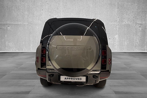 Land Rover Defender 110 13 of 30