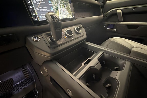 Land Rover Defender 110 11 of 30