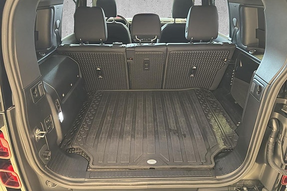 Land Rover Defender 110 16 of 30