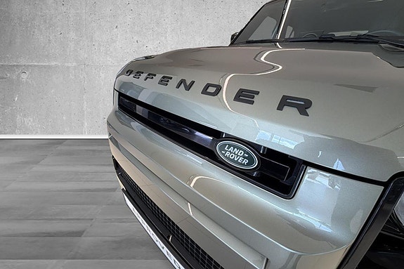 Land Rover Defender 110 18 of 30