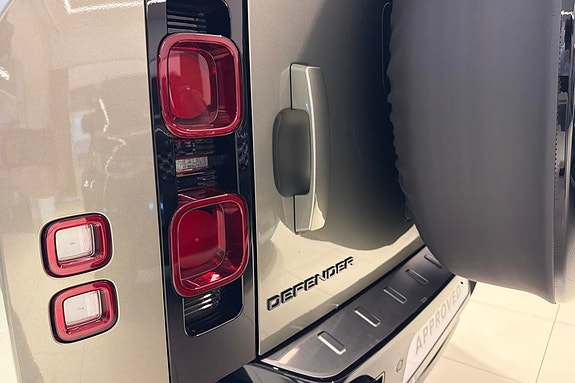 Land Rover Defender 110 14 of 30