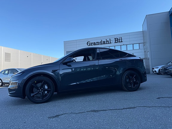 Tesla Model Y 4 of 5