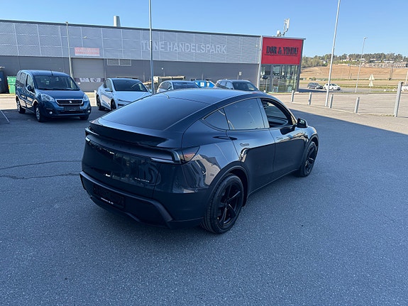 Tesla Model Y 5 of 5