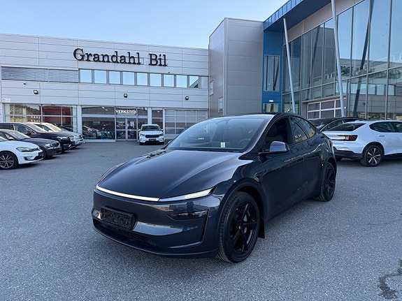 Tesla Model Y 3 of 5