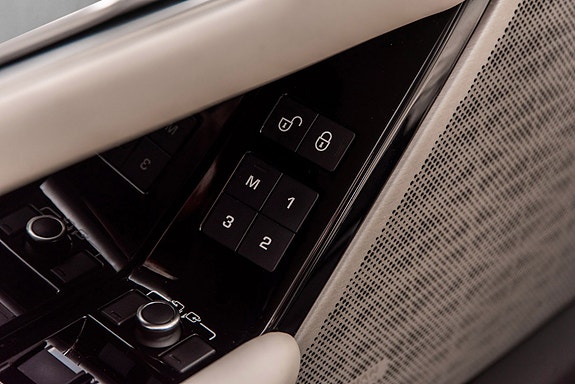 Land Rover Range Rover Velar 16 of 30