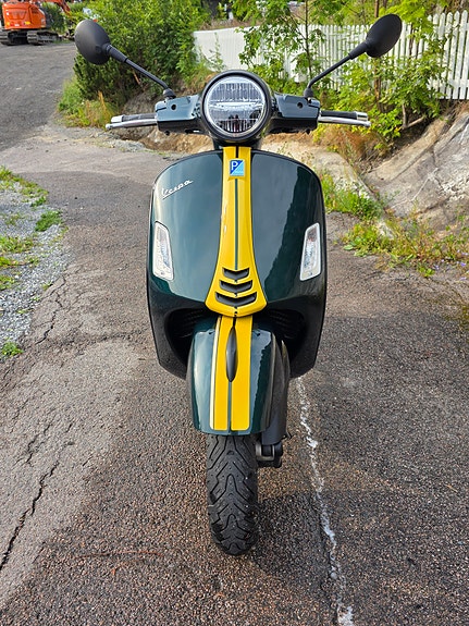 Vespa GTS 300 2 of 15