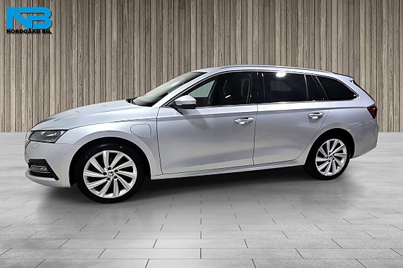 Skoda Octavia 2 of 5
