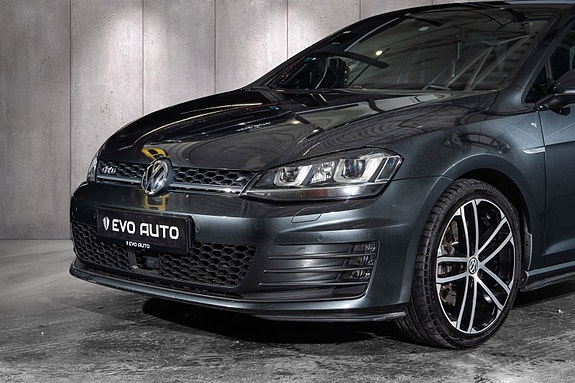 Volkswagen Golf VII 2 of 5