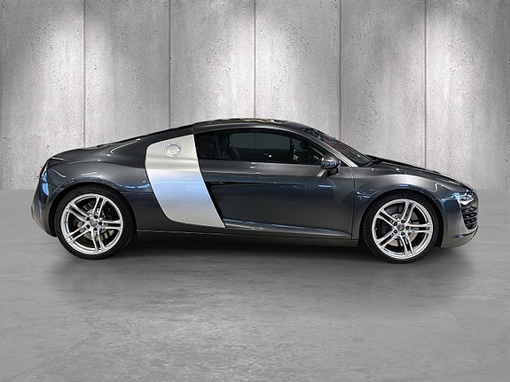 Audi R8 4 of 5