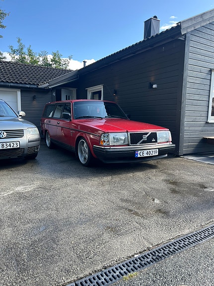 Volvo 240 2 of 5