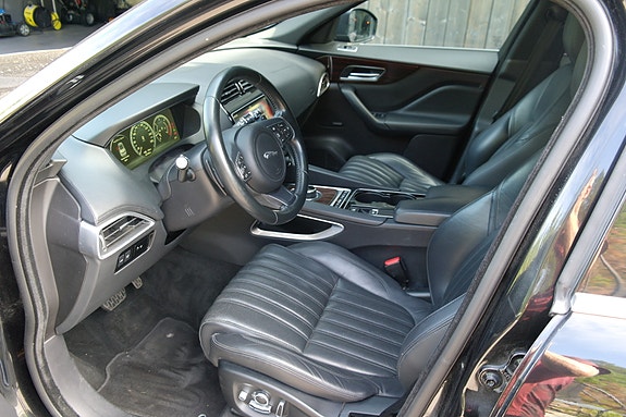 Jaguar F-PACE 17 of 30