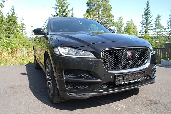 Jaguar F-PACE 4 of 30