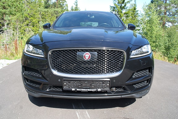Jaguar F-PACE 3 of 30