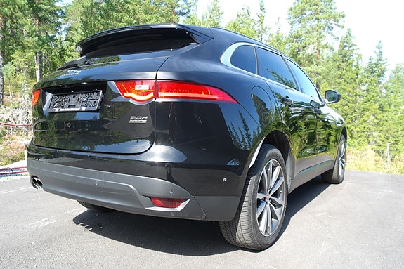 Jaguar F-PACE 7 of 30