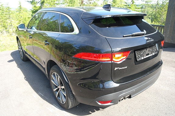 Jaguar F-PACE 10 of 30