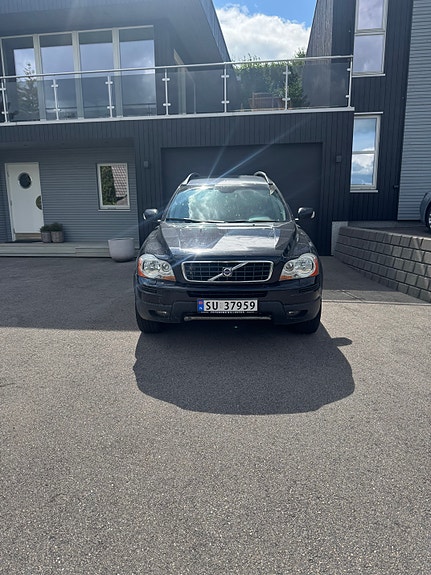 Volvo XC90 2 of 5