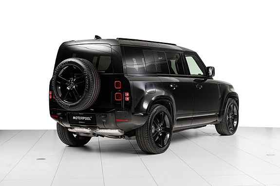 Land Rover Defender 110 2 of 5