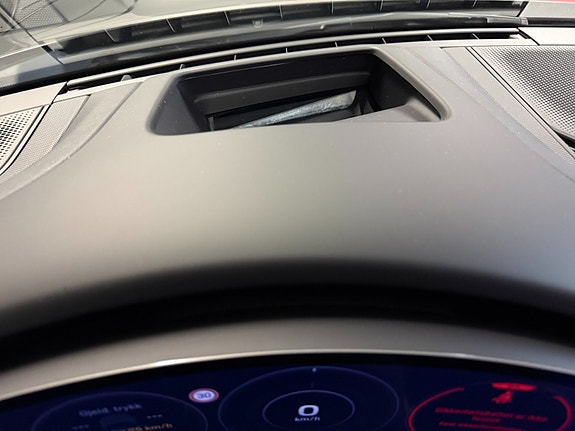 Porsche Taycan 16 of 30