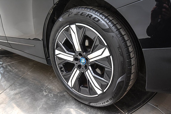 BMW iX 2 of 5