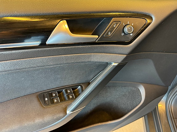 Volkswagen Golf VII 9 of 22