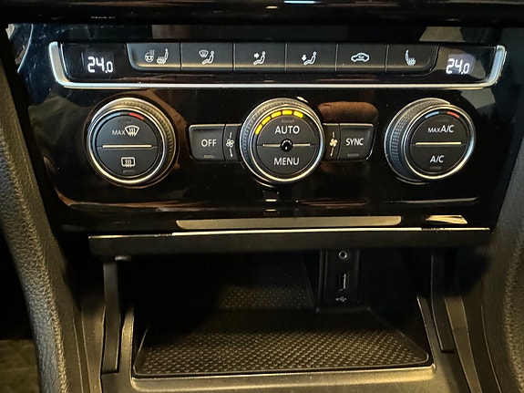 Volkswagen Golf VII 17 of 22