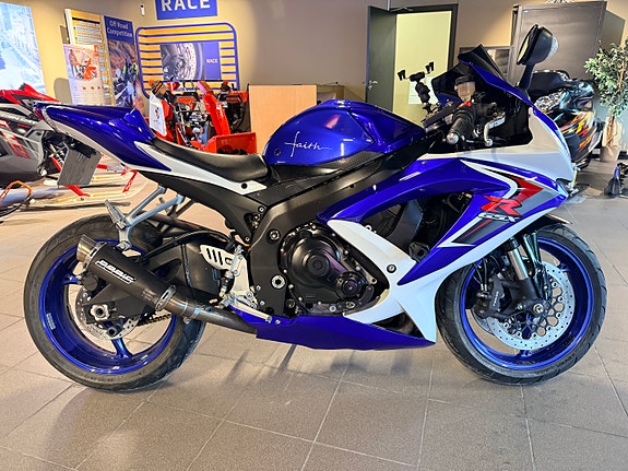 Suzuki GSX-R 750 2 of 15