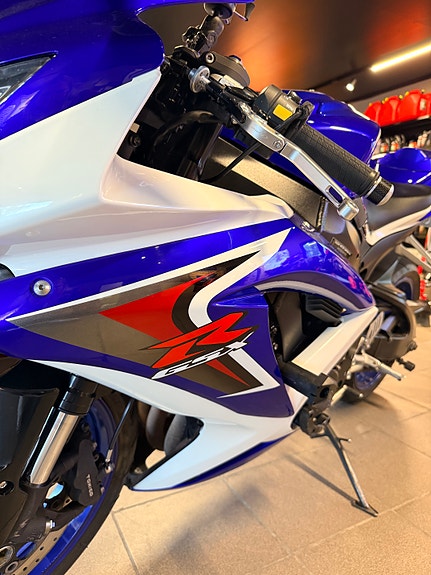 Suzuki GSX-R 750 9 of 15