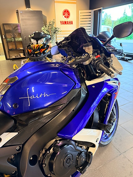 Suzuki GSX-R 750 10 of 15