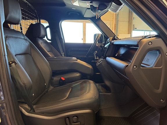 Land Rover Defender 110 14 of 26