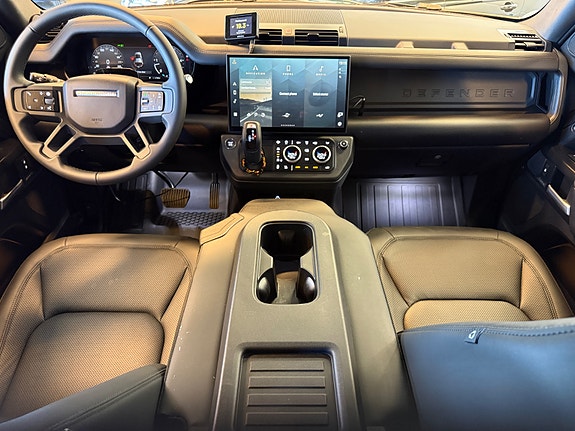 Land Rover Defender 110 12 of 26