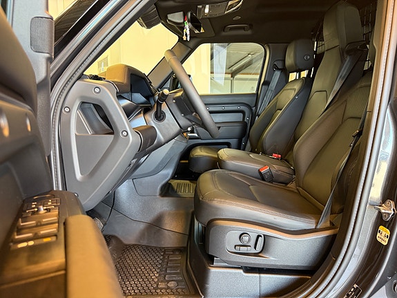 Land Rover Defender 110 10 of 26