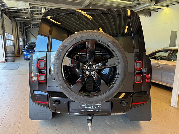Land Rover Defender 110 8 of 26