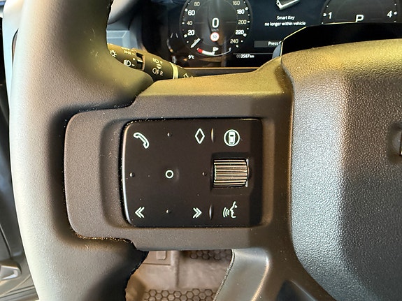 Land Rover Defender 110 16 of 26