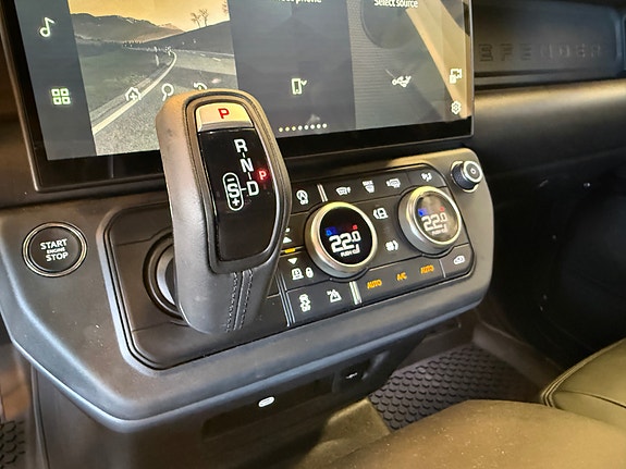 Land Rover Defender 110 24 of 26
