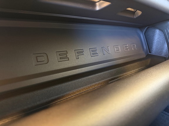 Land Rover Defender 110 26 of 26