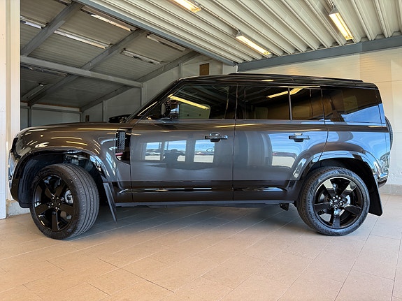 Land Rover Defender 110 2 of 5