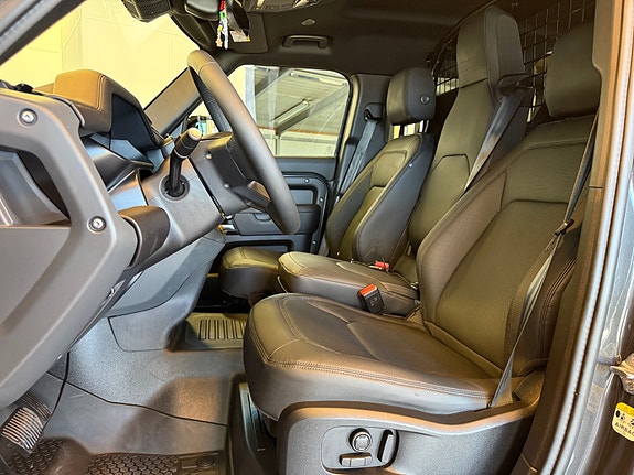 Land Rover Defender 110 11 of 26